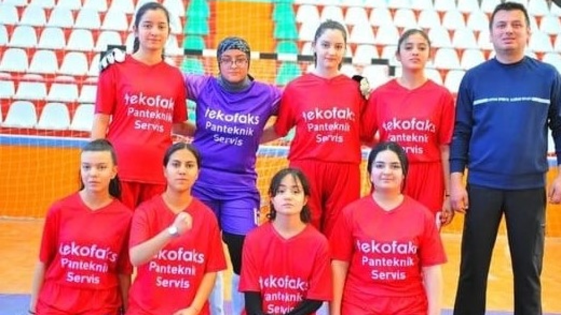 Genç Kızlar Futsal Turnuvasında okulumuz il 2.si olmuştur.